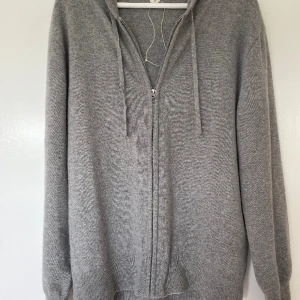 Kashmir zip hoodie  - En grå hoodie med zip (80% Kashmir men man känner ingen skillnad mot 100 %)