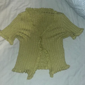 Topp - Grön ribbad topp med knappar, pris kan diskuteras💕