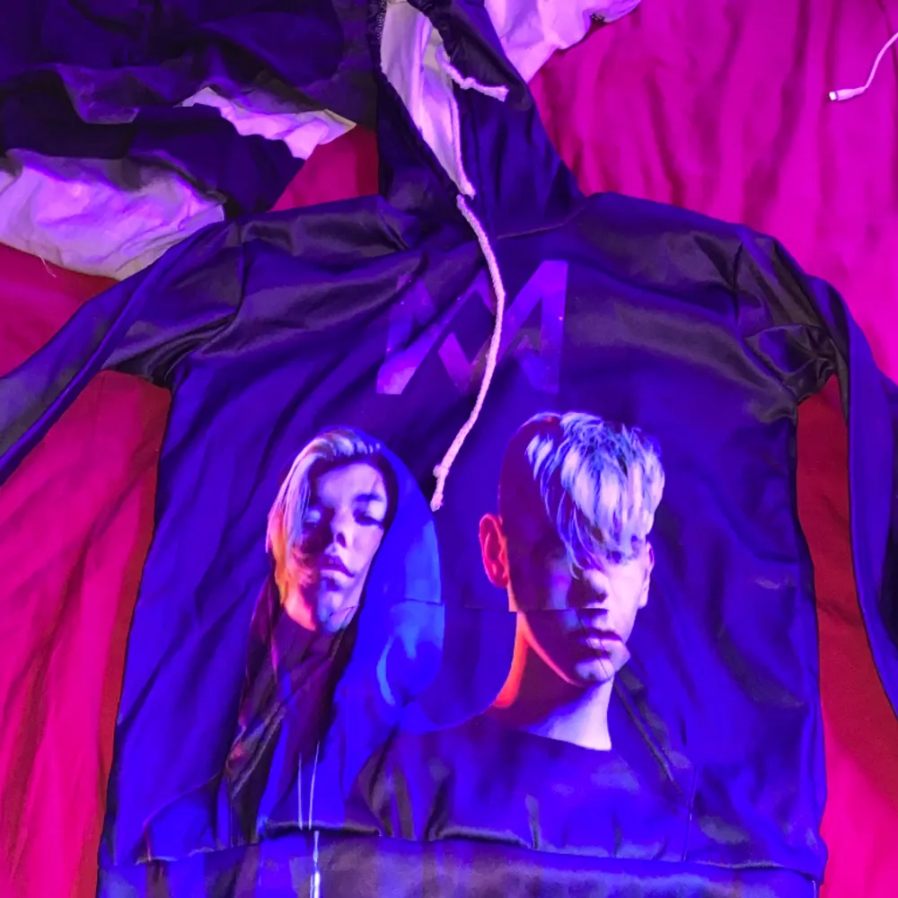 Marcus och Martinus hoodie som jag inte kommer ihåg vart den är köpt, men jag säljer denna just för den inte har kommit till användning. aldirg använt förr och i väldigt bra skick. . Hoodies.