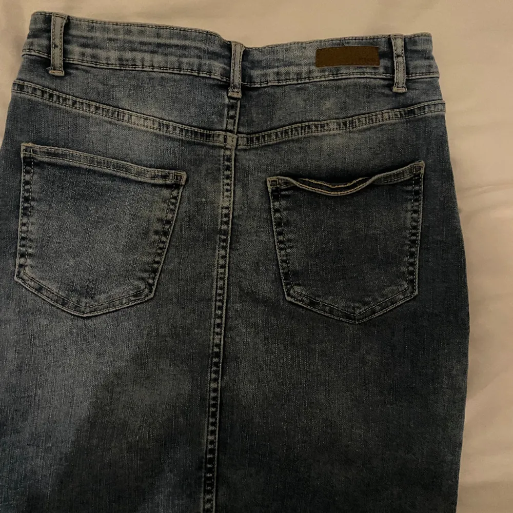 Figurnära jeans kjol, medel längd. . Kjolar.