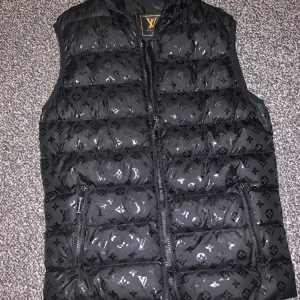 LV väst  - Storlek / S  Passar även /M  200kr