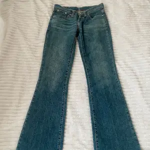 Supersnygga lågmidjade bootcut jeans från levis. Säljer eftersom de tyvärr inte passar mig. Använd gärna köp-nu funktionen❤️