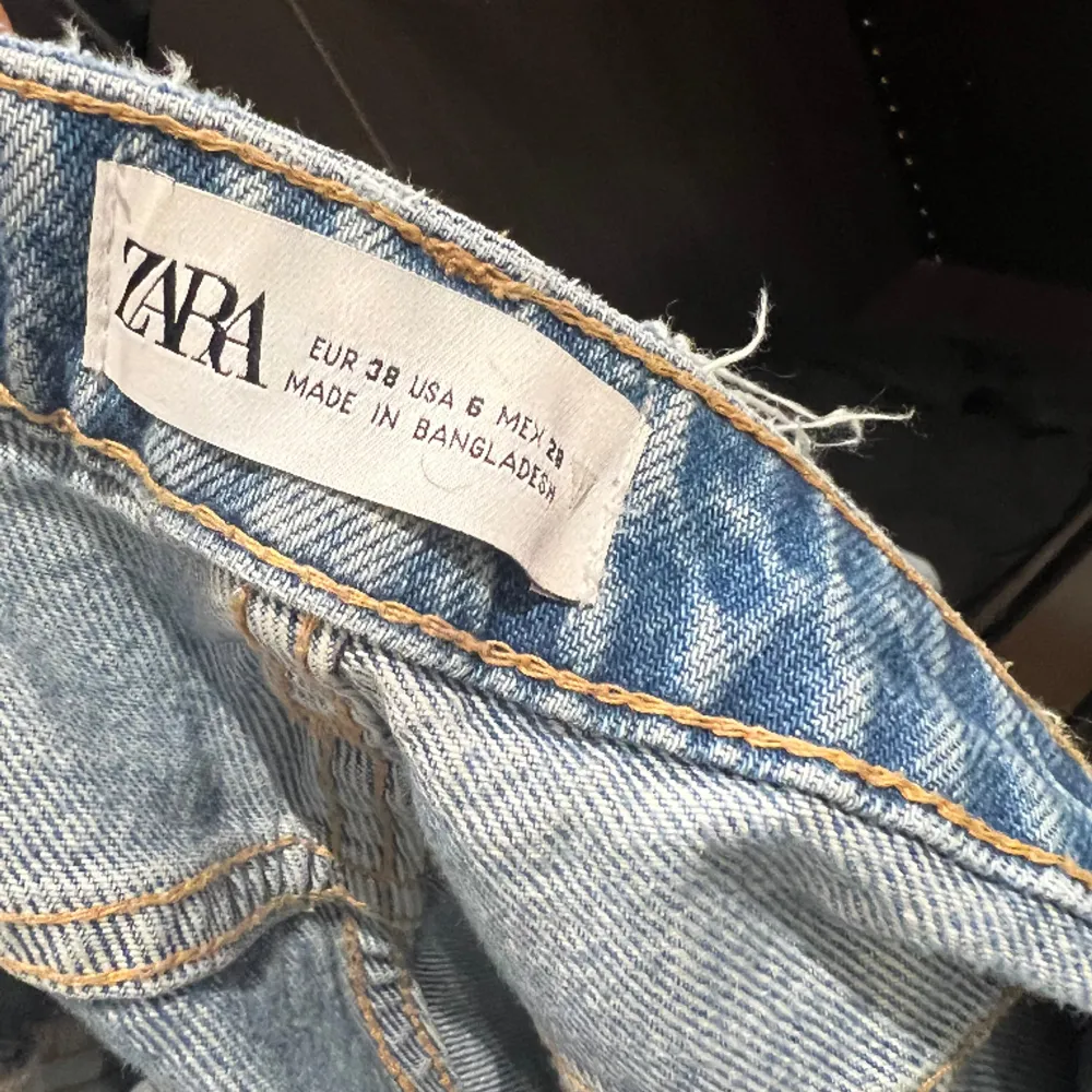 Fina jeans från zara som är helt oanvända. Tyckte inte passformen var fin på mig därför säljes den😊lågmidjade och straighta  Tryck på köp nu ! . Jeans & Byxor.