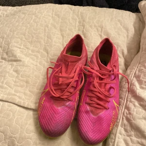 Fotbollsskor - Säljer dessa för dem är för små är rät bra skick har inte använt de så mycket 