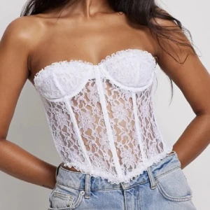 Korsett - Superfin vit spetskorsett från Nakd. Perfekt till fest. Fint skick. Storlek 75B