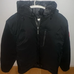 Canada Goose lodge hoody stl L - Använd ungefär 4-5 gånger Pris 4000 Dm för mer info och bilder Strl L Nypris 8.7