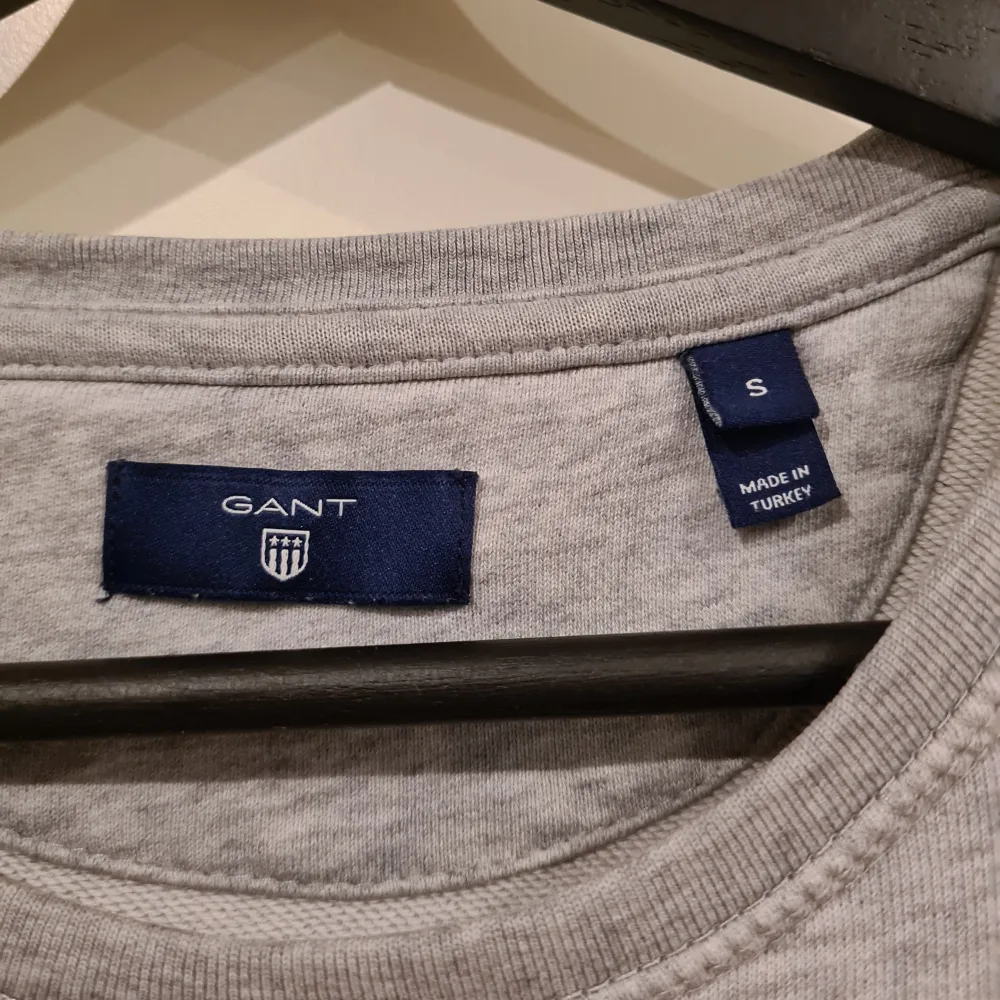 Snygg grå långärmad tröja från Gant. Säljer då tröjan köptes second hand men var för liten i storlek. Har inte använts efter köp och är i mycket bra skick. Storlek S men är liten i passformen. . Tröjor & Koftor.