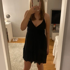 svart klänning från Gina Tricot - säljer denna svarta klänning från Gina Tricot💘 köpte i somras men ej använt därav det höga priset, prislapp sitter kvar