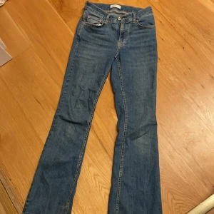 Low waist bootcut jeans - Ett par low waist bootcut jeans från Gina tricot! Super fina, använda men i toppen skick; inga defekter. Är i storlek 36 men skulle kunna passa 34 också! Nypris:500kr. Slutsålda på hemsidan 💕