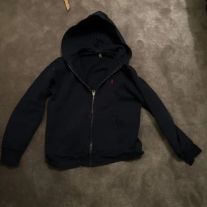 En polo zip i barn storlek som inte passar mig någon mer! Tröjan är väldigt snygg och passar till allt - Skicket på denna tröja är bra men har en halvt synlig fläck längst ner på tröjan, men annars är den en rekommendation