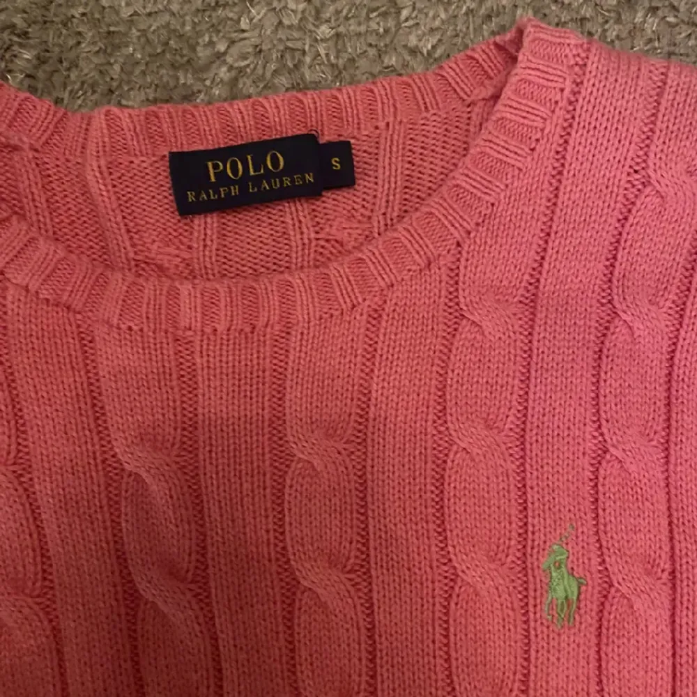 Säljer denna super snygga Ralph Lauren tröjan då den knte kommer till någon andvändning längre!!❤️super bra skick förutom lite nötningar!!❤️❤️. Tröjor & Koftor.