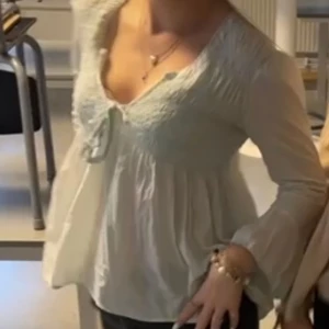 Ljusblå odd Molly topp - Jätte söt blus😍 Köpt här på plick, jätte fin men inte kommit till användning, hör av er med frågor🤍🤍 Tryck gärna köp nu!