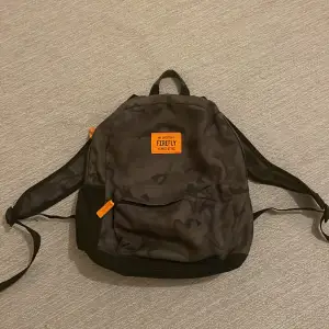 Det är en Firefly ryggsäck för barn. Den är i hyfsat gott skick. 29 cm bred och 39 cm hög. 