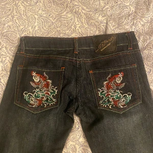 Ed Hardy jeans  - Funderar på att sälja mina älskade Ed hardy jeans då dem inte kommer till andvändning längre!! nysick,inga defekter! Därav priset!   Midjemått: 37cm (rakt över) Innerbenslängden: 87cm🫶🏼  Tryck gärna på köp nu!!  Skriv privat om du har frågor osv!❤️🫶🏼