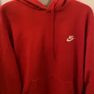 Nike hoodien e använd några gånger, dene i storlek M men den e inte så jätte stor i storleken så den passar dom som har xs/s oxå dene inte så ljus ljus röd dene mellan röd typ jag gillar den men använder den inte mer