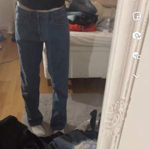 Snygga jeans men knappar längst benen, de är i storlek M men det är resorband i midjan så de går att spänna in och ut, de är mjuka och sköna😛