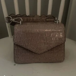 Väska  - Säljer min super fina Illmius bollighus väska som nästan aldrig är använd😍