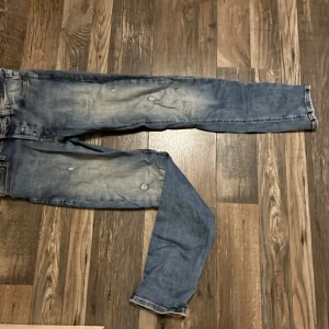 Jack&jones blåa jeans (tveka inte på att fråga om det är något) - Jättebra skick, säljer den för den är för liten för mig. Möts i sthlm och tar kort och kontant. 