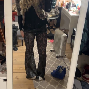 Spets byxor - Säljer nu dessa sjukt snygga slutsålda spetsbyxorna från H&M! Helt nya! Storlek 38💕