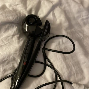 Locktång  - En fulltfungerande locktång som är jätte lätt att använda. Får lockarna perfekta   