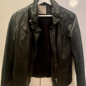 All Saints Belvedere skinnjacka  - Säljer min All Saints Belvedere skinnjacka.  Storlek 12 UK (skulle säga den passar bra om du är strolek 38) Använd men bra omhändertagen och inga defekter. 