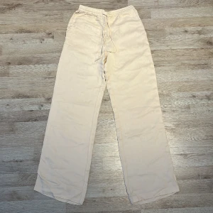 Beige linnebyxor - säljer då de inte kommit till användning🩵