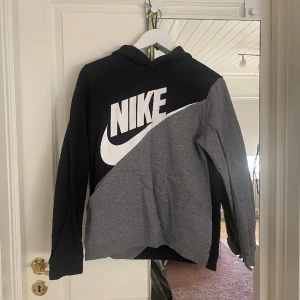 Hoddie  - Hoddie från Nike, storlek S. Skriv för fler bilder🥰