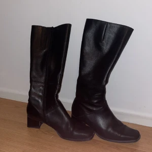 Klackar från Gabor - Inte så höga klackar/boots svarta bra skick med minimala skader på framsidan, köpt för ungefär ett och ett halft år sedan. orginal pris är ungefär 2000kr