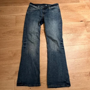 lågmidjade jeans - säljer eftersom de är för stora och långa på mig😭 jag är 160 cm och har 36/xs/s som referens🫶 innerben: 80cm, midjemått: 80cm (de är lågmidjade så det är mer höftmått)