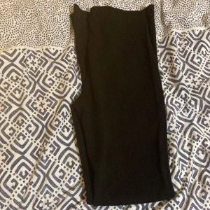 Hm leggings - Leggings i strl 165/72a, har använt byxorna 1 gång och har växt ur de❤️