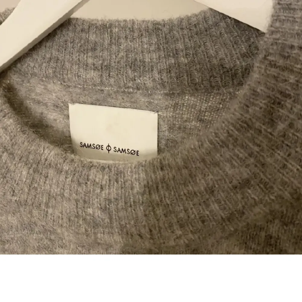 Superfin stickad tröja från samsoe samsoe i nyskick💓superfint material som inte sticks💓säljer då jag har andra gråa stickade tröjor, nypris är runt 1500 och säljer för 800💓. Tröjor & Koftor.