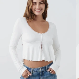 Lace datail top Gina tricot - Säljer nu denna tröja från Gina!✨Helt oanvänd med prislappen kvar🙌🏼Superfin men passade tyvärr inte mig i storleken och hann ej lämna tillbaka🫶🏻Slutsåld nästan överallt 