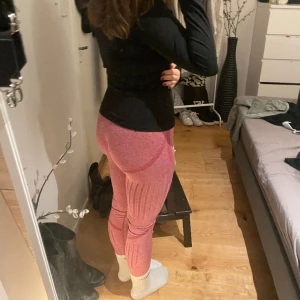 Träningsbyxor  - Säljer nu dessa sjukt snygga träningsbyxorna med många fina detaljer, såsom hålen vid benen baktil och färgskillnaderna för att häva fram formerna!🙏🏼 Så bekväma och snygga men tyvärr för stora för mig, helt i nyskick🫶🏼