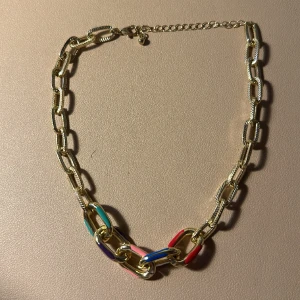 Guld halsband - Inte äkta guld men mycket vackert halsband med lite färger 🌸 inga defekter