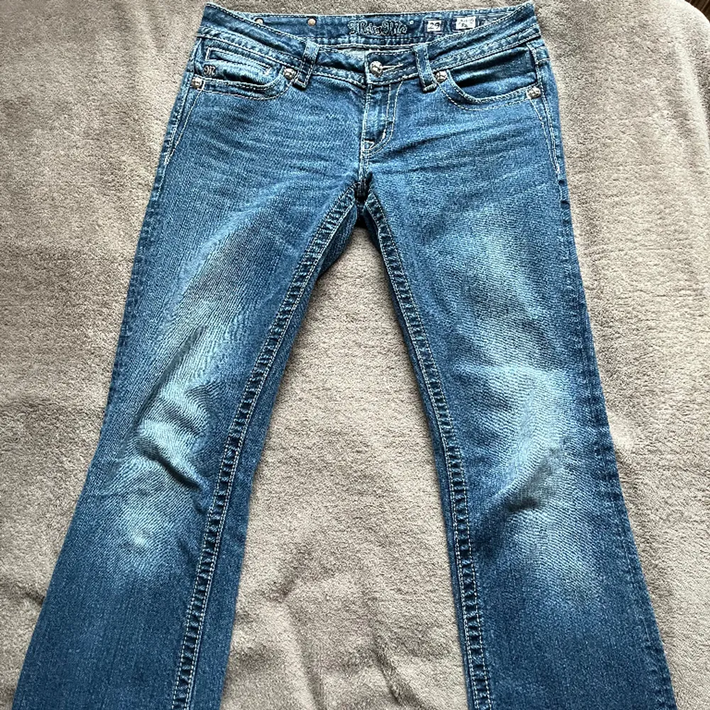Säljer mina unika miss me jeans. Lågmidjade med lite bootcut längst ner och coolt tryck på rumpan. 🩵midjemått:40 innerbenslängd:84  Tveka inte att höra av er om frågor💕. Jeans & Byxor.
