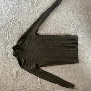 Grön polo - Grön polo från NAKD. Storlek M💗