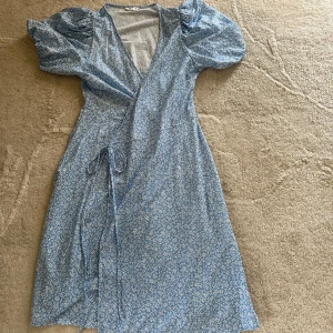 Söt sommarklänning  - Somrig klänning från cubus. Mycket bra skick. Storlek M💗