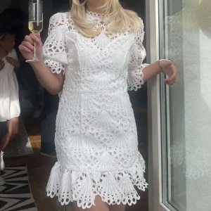 Vit klänning Åberg Copenhagen - Säljer min superfina vita studentklänning som bara är använd 1 gång! Köpt från danska märket Åberg Copenhagen. Köpt för 1200 kronor! Varan är i toppskick