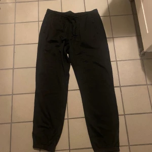 Mjukisbyxor  - Svarta mjukisbyxor storlek XL. Helt vanliga svarta mjukis.