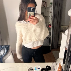 Stickad tröja - Krämvit jättemysig stickad tröja från GinaTricot i storlek L, passar mig som vanligtvis bär Xs-S. Tröjan är lite croppad i modellen och knappt använd så skicket är som nytt. Säljer då jag inte får användning av den.🤍 (frakten stämmer ej) 