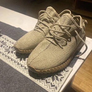 Yeezy 350 Oxford tan - Adidas Yeezy 350 ”Oxford tan”  Storlek 45/1/3,  Skick 8/10,  ingen box och inga innesulor,  osäker om de är äkta och därför priset, köpa nya kostar väldigt mycket mer. Skriv gärna om funderingar!
