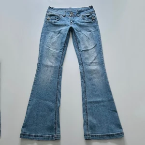 Lågmidjade jeans - Vintage lågmidjade bootcut jeans från Jane Norman. Midjemått: 76 cm. Innerbenslängd: 82 cm. Jag är 176 cm 💓