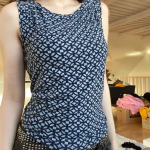 Mönstrad topp - Blått linne från stockhlm med så snyggt mönster! Storlek S, men lite stor på mig så har knutit den i ryggen på bilderna💋