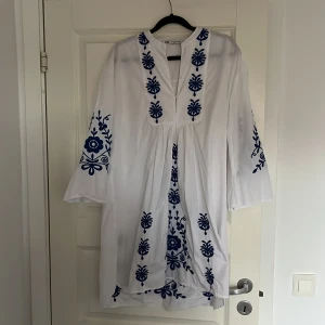 Vit klänning Zara - Säljer min fina vita klänning från Zara som är sparsamt använd! Perfekt till nästa års midsommar eller utomlandresor, hör av dig för fler bilder😇