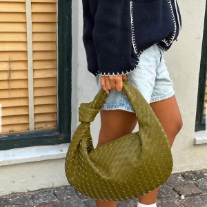 Grön bottega liknande väska - Säljer denna skit snygga bottega liknande väska! Använd fåtal gånger så i nyskick. Perfekt storlek! 500 + frakt eller buda 🥰🥰