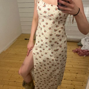 Sommarklänning - Superfin långklänning från Zara som jag inte längre använder tyvärr🥲 superbra skick!! 
