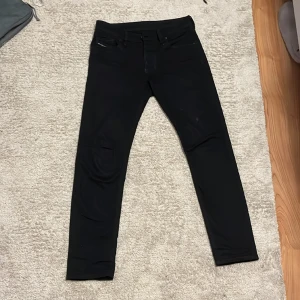 Diesel Jeans - Säljer mina snygga Diesel Jeans i strl 30, det är en regular fit men de sitter ganska slim så skulle säga att de är mer slim/grisch jeans. Endast använda en gång och säljer för att de var för små för mig. Köpta i September för 1100kr säljer för 400kr