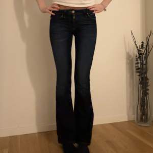 Jag säljer mina jeans köpta från zalando och är i mycket bra skick då dom knappt är använda🩷Jag är cirka 172 och jeansen passar bra i längden på mig! Dom är lågmidjade och märket är Mavi🩷
