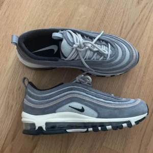 Nike sneakers - Helt nya. Använt de 1 gång men dessvärre för små då jag pendlar mellan 2 olika storlekar.