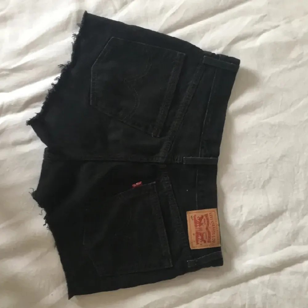 Säljer dessa jeansshorts från Levis då de inte passar. W27 501:or. Använda 2 gånger.. Shorts.